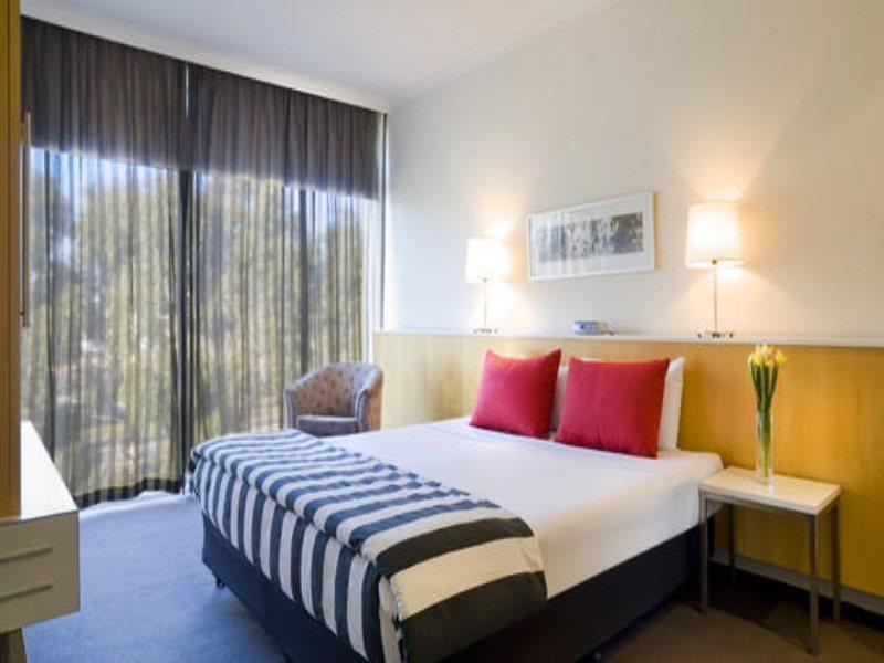 The Parkmore Hotel Мелбърн Екстериор снимка